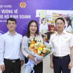 Pho Cuc truong Mai Son tang hoa bay to tran trong cam on den Bao Tuoi tre e1750142426536 VINA OFFICE
